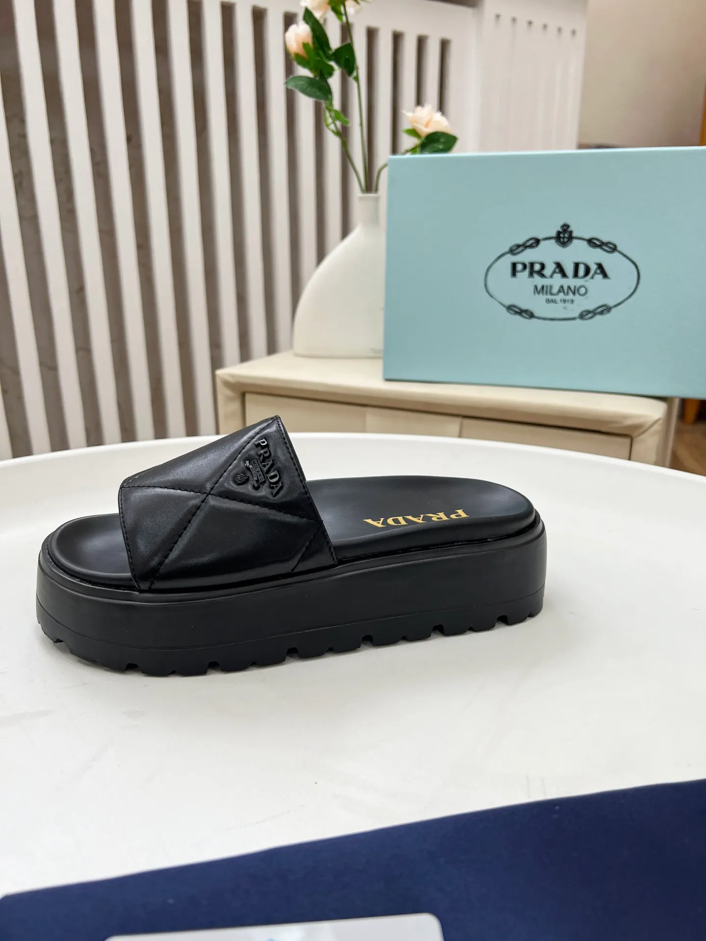 👟👟Ex-factory price 440👟👟 Prada/Prada 25ss summer new couple's beach thick-soled Birkenstock sandals. This shoe style is really a classic design that will not go out of style and is in line with everyone's current pursuit of comfortable and healthy wearing concepts. It is regarded by many domestic and foreign celebrities and fashionistas as an important choice for daily slippers. ✔Upper: imported super soft sheepskin ✔Inner lining: imported sheepskin ✔Hardware: Original molded split hardware ✔Outsole: Ultra-light, wear-resistant and non-slip foam sole ✔Number of yards: 35~40 (custom-made 40 pieces are non-refundable)